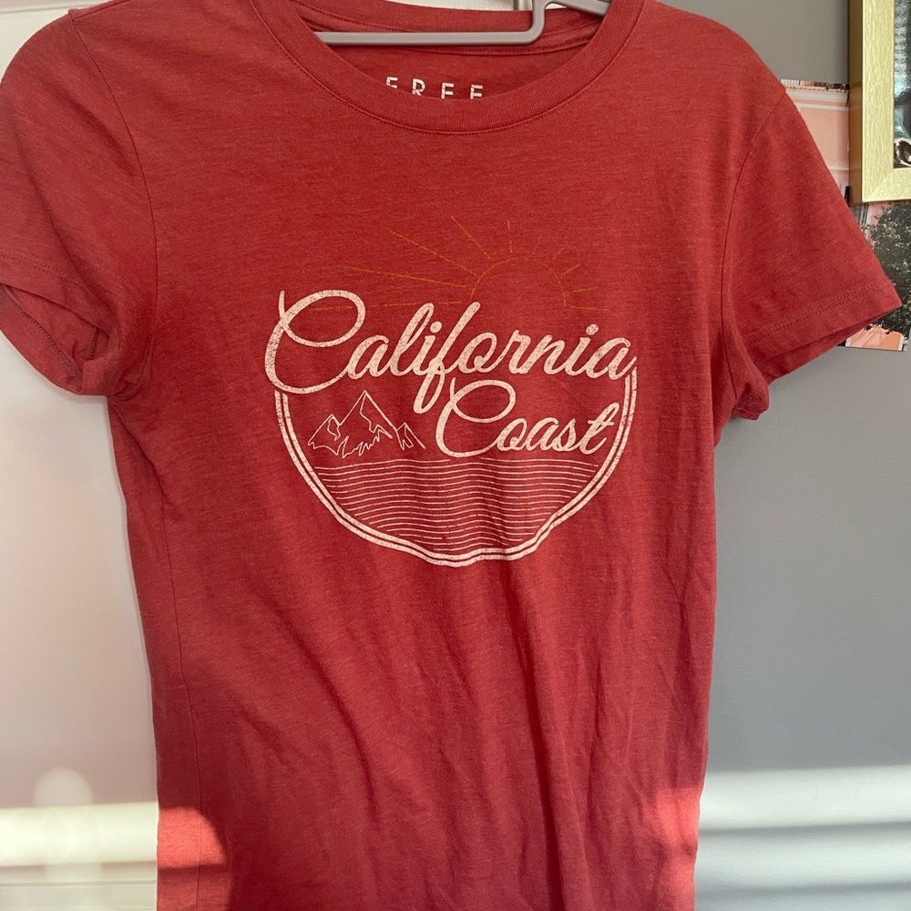 light red aéropostale tee shirt; size medium; in great condition
